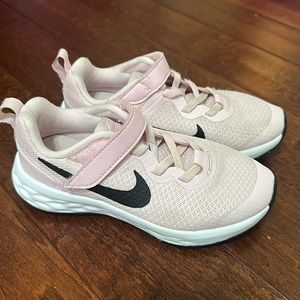 Little Kids Nike Revolution 6 Stay-Put Closure sneakers. In new condition.